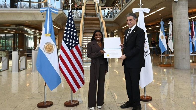 Simone Biles en Argentina: el regalo que le hizo Edinson Cavani