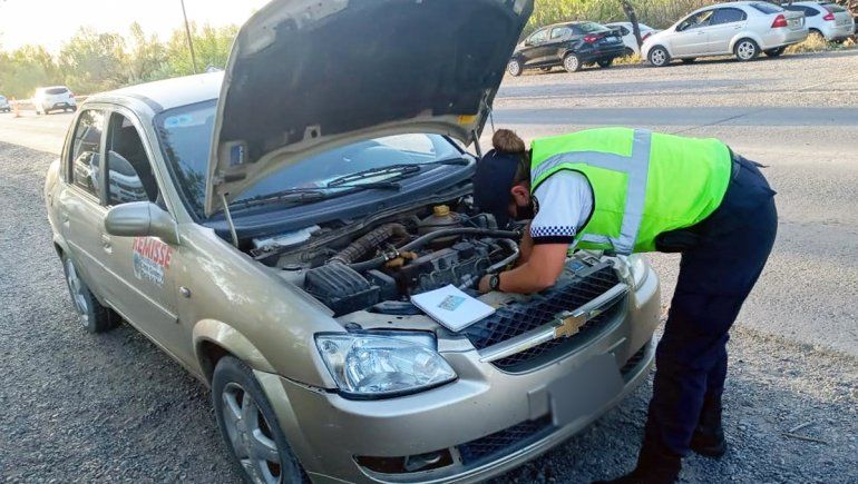 Usaba un auto robado como remís y lo atraparon en un control