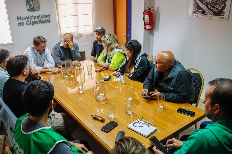 La paritaria municipal atraviesa un momento de tensión creciente sin que se alcance un acuerdo que conforme a gremios y a autoridades de la comuna. Este lunes podría estar en juego la paz social en el Municipio.