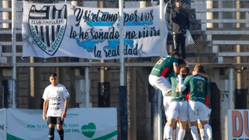 Los jugadores de Sol de Mayo festejan el único gol de la jornada en Cipolletti. 