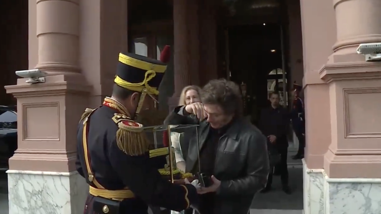 Video: Javier Milei se emocionó hasta las lágrimas al recibir un regalo