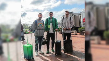 como fue la llegada de messi y el detalle viral de su vestimenta