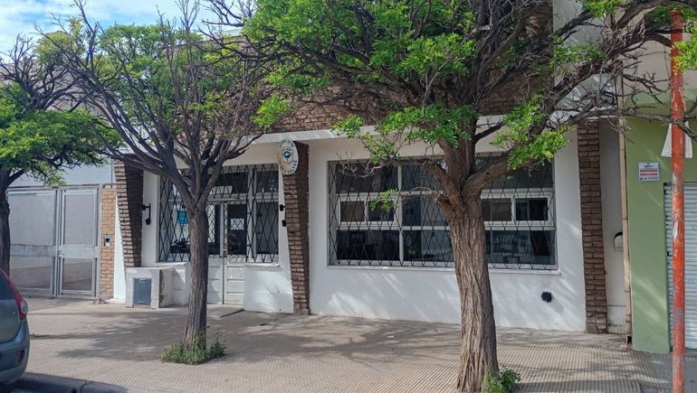 El Juzgado de Paz de Cinco Saltos intervino en la presentación que hizo la mujer, que denunció por hechos de violencia a dos vecinos. 