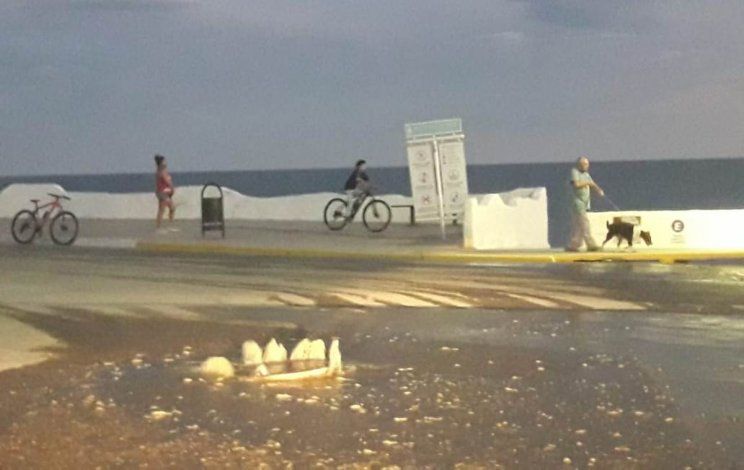 El momento en que rebalsa la boca de registro en la Sexta Bajada. 