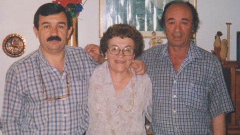 Amalia y sus dos hijos. Lalo y Raúl.