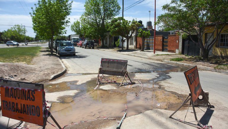 Barrio Del Trabajo: el caño de agua imposible de arreglar