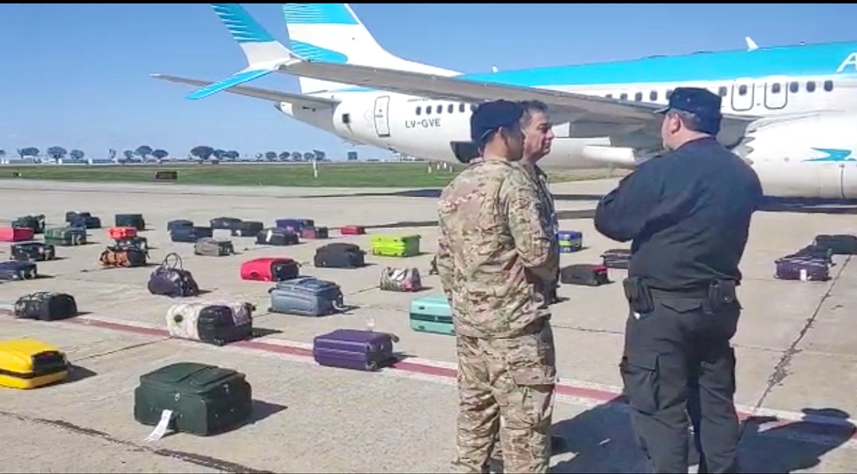 Amenazó con una falsa bomba en el avión y no podrá volar más