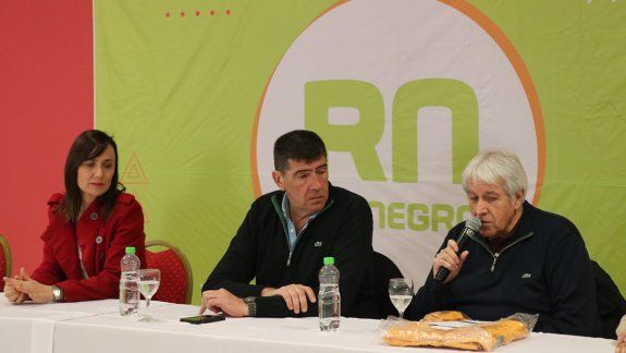 Entregaron indumentaria a bomberos rionegrinos