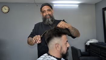 Juan, el ex petrolero devenido en barbero que le pone onda con música electrónica.