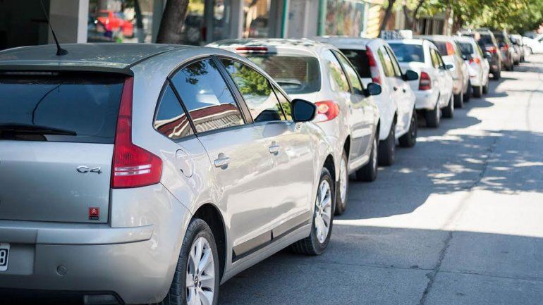 El caos del estacionamiento complica la carga y descarga de los camiones.