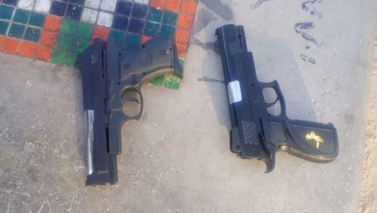 Las réplicas de armas secuestradas a los ladrones de helados.&nbsp;
