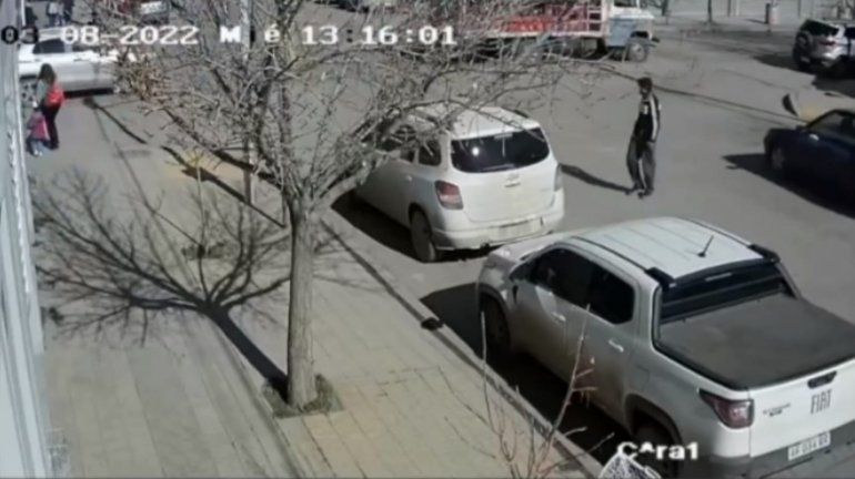 Video: llevó a sus hijas al colegio y con un inhibidor le robaron todo