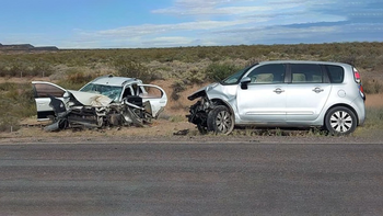 Destruidos quedaron los autos tras el choque frontal en la ruta 151. Una conocida mujer en grave estado. | LMCipolletti.com Destruidos quedaron los autos tras el choque frontal en la ruta 151. Una conocida mujer en grave estado.