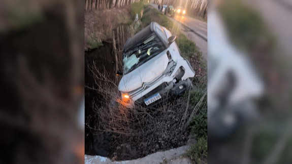 El Citröen C3 de una de las Fiscales estuvo a punto de caer al interior de un canal que corre paralelo a la Ruta Provincial 65.&nbsp;