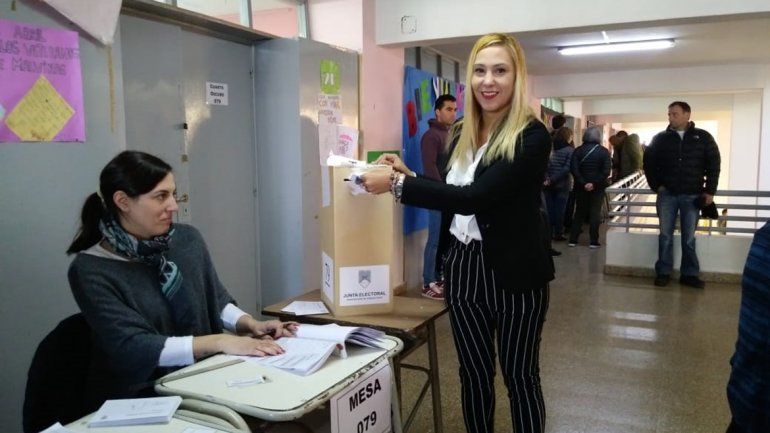 Una candidata de Roca dijo que hubo faltante de fiscales porque se quedaron dormidos