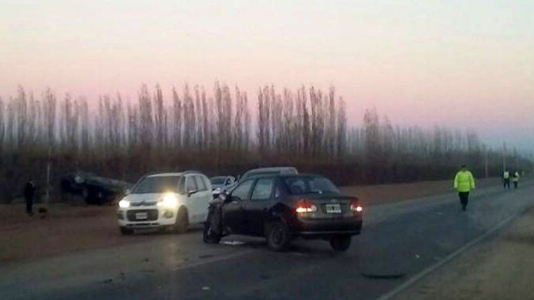 Choque y vuelco en Allen dejó dos personas heridas