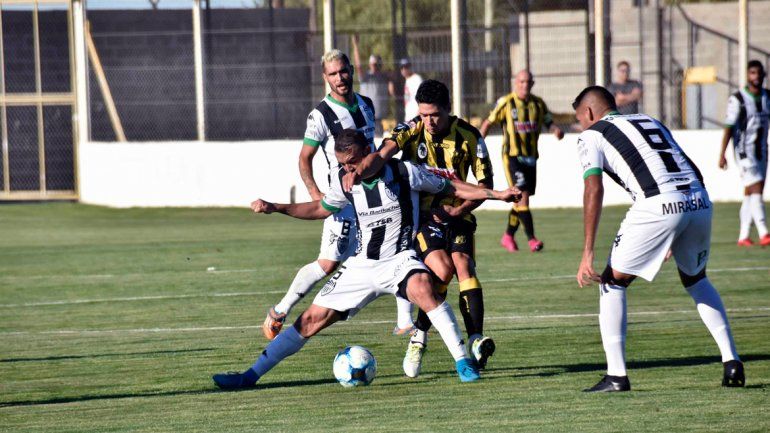 Vilce fue reemplazado por Strak en el complemento y luego expulsado desde el banco. Se pierde la final ante Rivadavia.