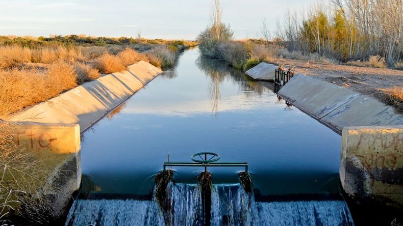 ¿Cuál es el plan de Neuquén para optimizar la zona bajo riego en más de 2.000 hectáreas?