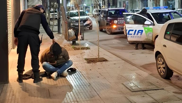 El sujeto fue detenido en el centro de Cipolletti. Tenía varios elementos robados de vehículos estacionados. Un vecino fue clave para que lo atrape la policía.&nbsp;