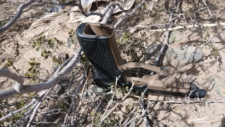 Se realizó un rastrillaje en un sector descampado y encontraron un arma de fuego calibre 9 milímetros. 