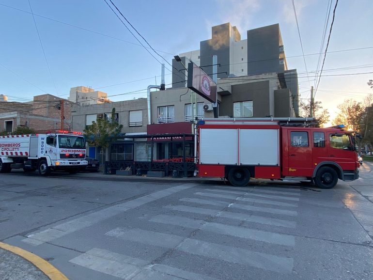 El incendio se desató minutos después de las 18 horas. 
