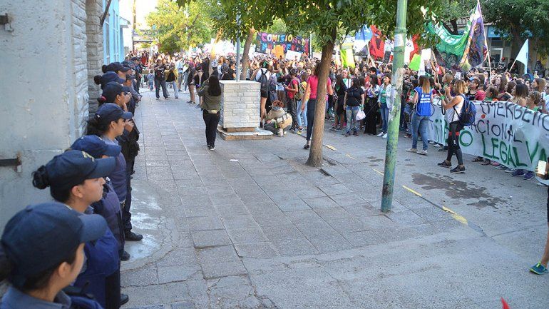 Las fotos de la multitudinaria marcha de mujeres cipoleñas por el #8M 