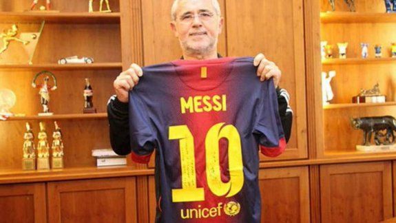 Müller, con la camiseta que Messi le regaló.&nbsp;