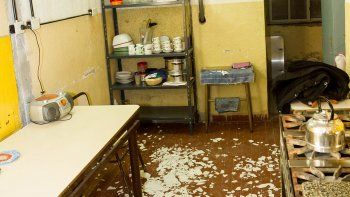 El cielorraso se cayó y se suspendieron las clases en el jardín.
