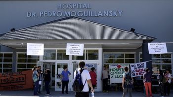 Educación y Salud se unieron en un abrazo simbólico en Cipolletti.