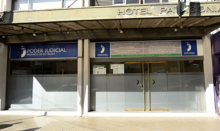 La Justicia de Cipolletti hizo lugar al amparo y ordenó al Ministerio de Salud “remover los obstáculos administrativos” para garantizar la provisión del material en un plazo de diez días hábiles. La Justicia de Cipolletti hizo lugar al amparo y ordenó al Ministerio de Salud “remover los obstáculos administrativos” para garantizar la provisión del material en un plazo de diez días hábiles.