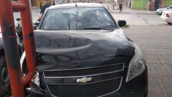 una mujer herida tras un brutal choque entre dos autos una mujer herida tras un brutal choque entre dos autos