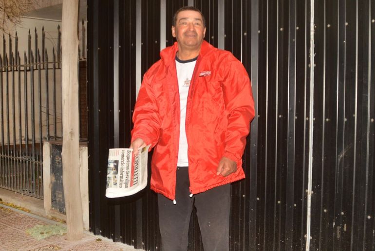 Mota con LMC, uno de los tradicionales diarios que vende, en la mano. Foto Antonio Spagnuolo. Mota con LMC, uno de los tradicionales diarios que vende, en la mano. Foto Antonio Spagnuolo.
