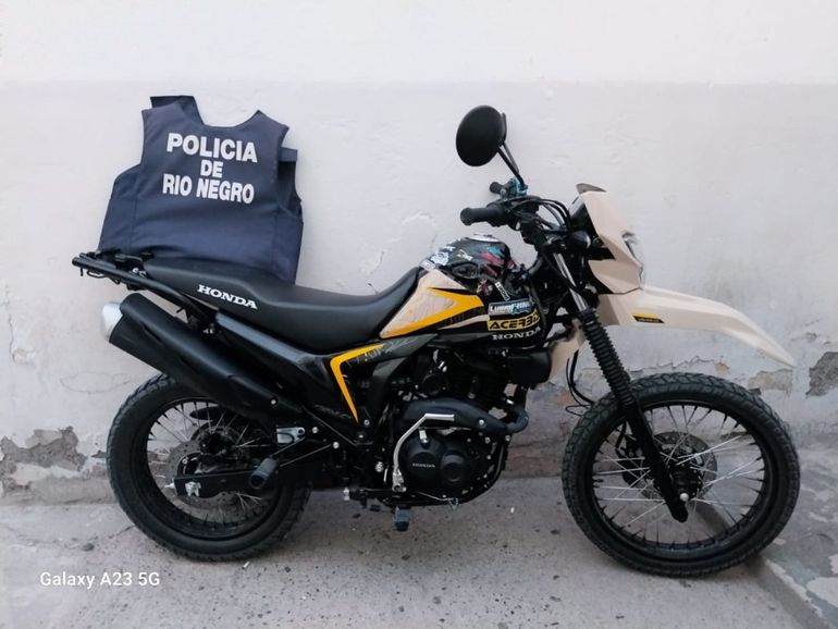 El allanamiento permitió la recuperación de una moto robada en Neuquén. 