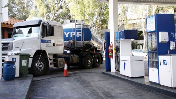 Por el paro de camioneros podría escasear el combustible.