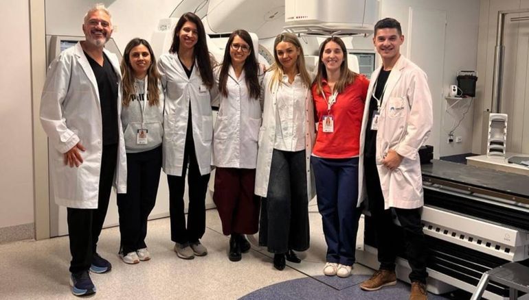 El equipo de especialistas que intervino en la radiocirugía pediátrica.