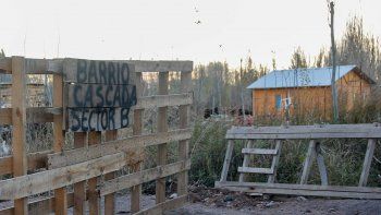 otro violento desalojo de una familia en la toma la cascada