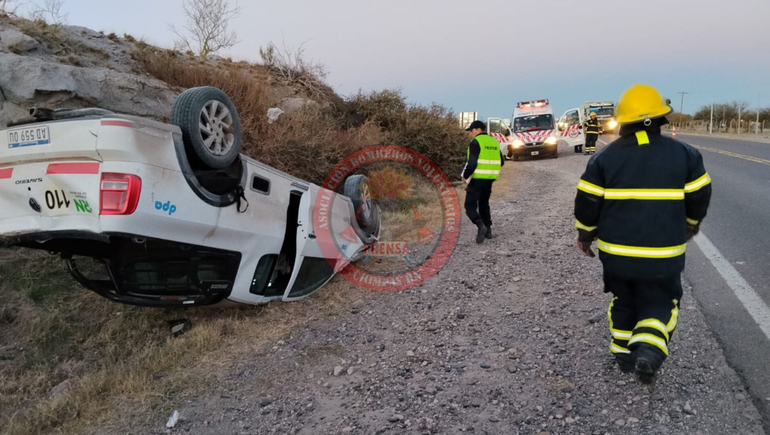 Una camioneta del DPA volcó sobre ruta nacional 22 en camino a Chimpay.