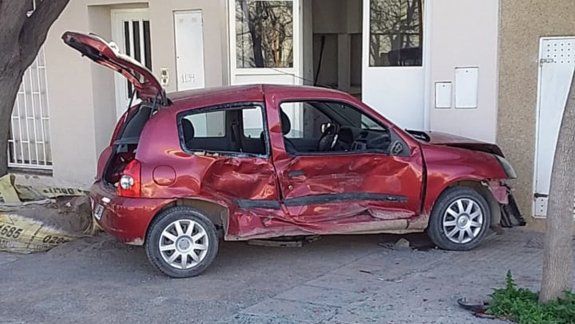 Chocaron autos estacionados y casi se meten a una casa
