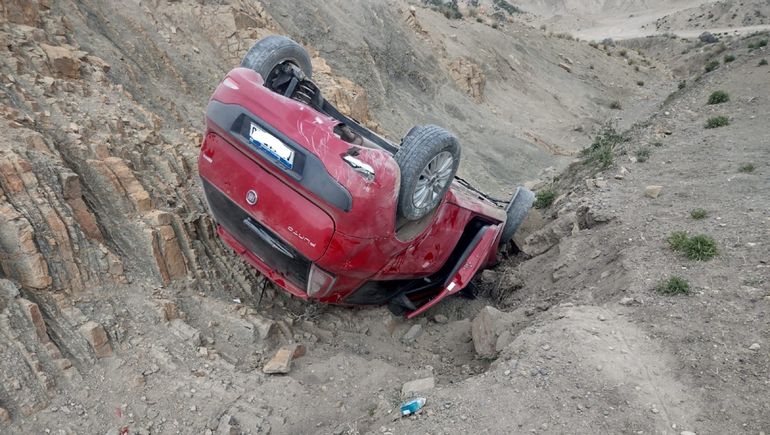 Misterio en Chos Malal. Una mujer volcó y desapareció. 