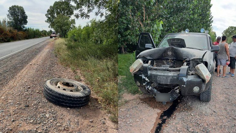 A un camión se le salieron dos ruedas y una impactó de frente contra una camioneta
