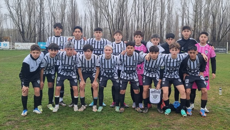 Cipolletti y su plantel sub 15 con el que pasó a la próxima instancia. Foto: Club Cipolletti facebook