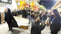 le pidio matrimonio a su novia saliendo de un ataud y disfrazado de darth vader le pidio matrimonio a su novia saliendo de un ataud y disfrazado de darth vader