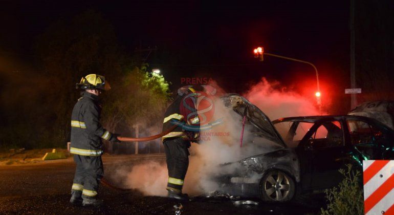Un brutal choque sobre la Ruta Chica terminó con cuatro heridos y dos autos incendiados