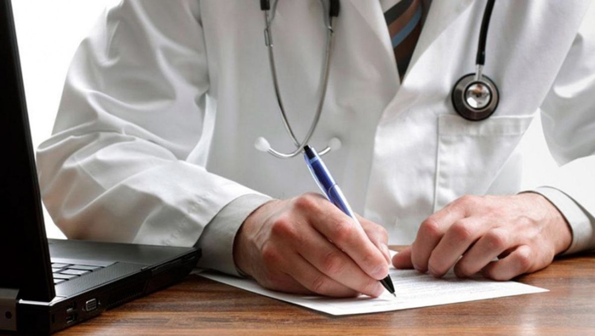 El decreto confirma que se dio inicio a la baja para 24 agentes del seguro de salud.