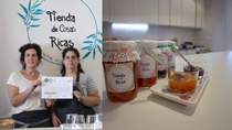 Mariana y Andrea, con el dulce que elaboran y la distinción municipal.