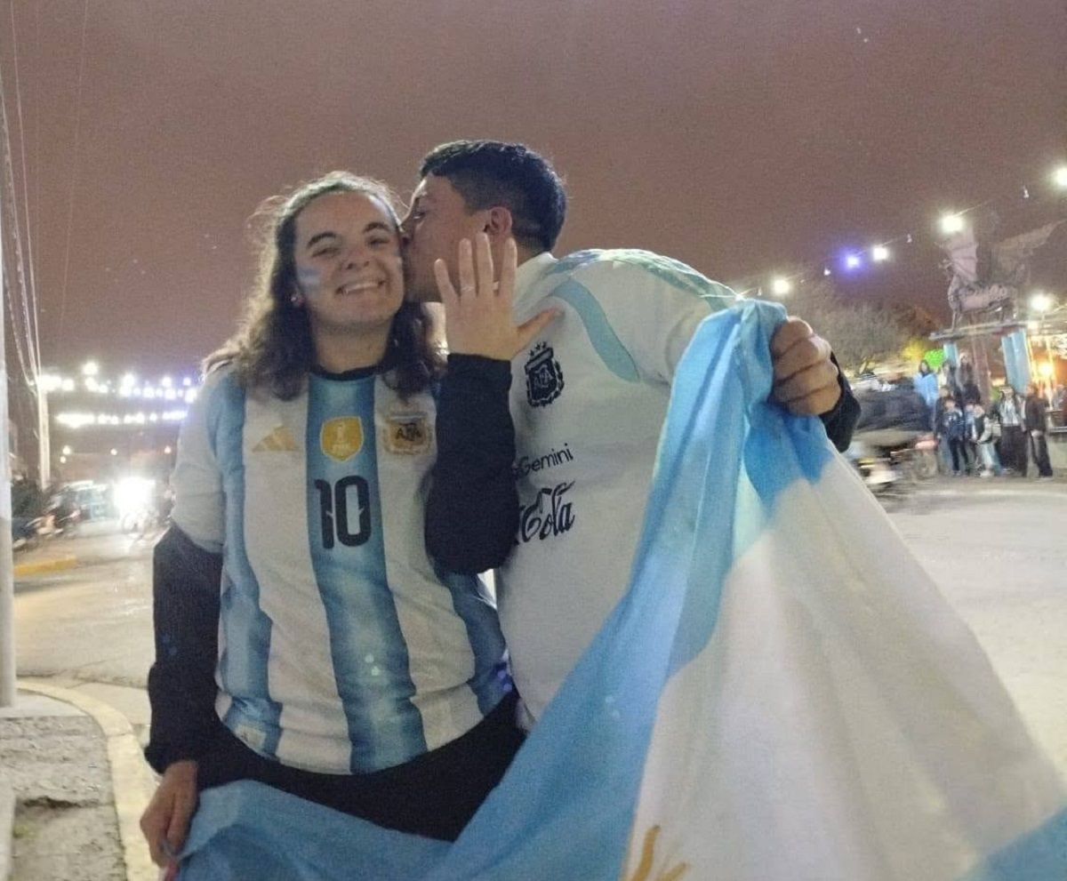 Mientras vecinos salían tras la final del partido de Argentina - España, una joven pareja se robó todas las miradas con una escena de película.