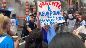 El reclamo por el agua de Las Perlas llegó al corazón de Nueva York durante el banderazo argentino previo a la final contra España. | LMCipolletti.com El reclamo por el agua de Las Perlas llegó al corazón de Nueva York durante el banderazo argentino previo a la final contra España.