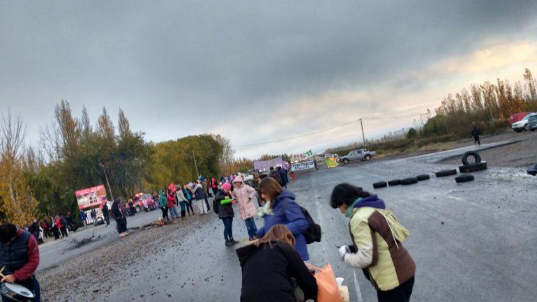 Después de cinco horas, los docentes neuquinos levantaron el corte en los puentes carreteros