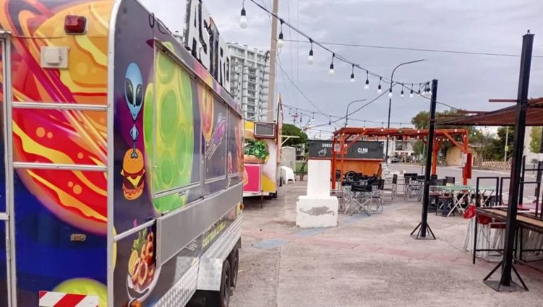 Comer al paso en Las Grutas, una opción muy elegida por los turistas.