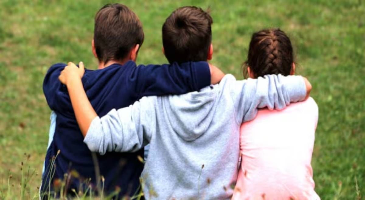 Los hermanitos están ansiosos por encontrar y conocer a una familia que los quiera. Foto ilustrativa.